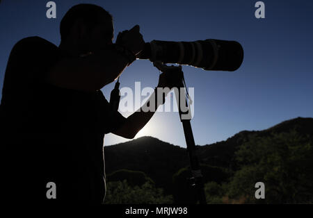 Fotograf Ruben Dario Betancourt verwendet eine 500 mm Canon F4 Objektiv und Sonnenbrille, in Cuenca los Ojos finden. Naturpark,. Sonnenuntergang, Sonne, Sonnenuntergang Stockfoto