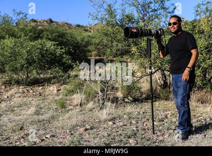 Fotograf Ruben Dario Betancourt verwendet eine 500 mm Canon F4 Objektiv und Sonnenbrille, in Cuenca los Ojos finden. Naturpark,. Sonnenuntergang, Sonne, Sonnenuntergang Stockfoto