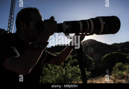 Fotograf Ruben Dario Betancourt verwendet eine 500 mm Canon F4 Objektiv und Sonnenbrille, in Cuenca los Ojos finden. Naturpark,. Sonnenuntergang, Sonne, Sonnenuntergang Stockfoto