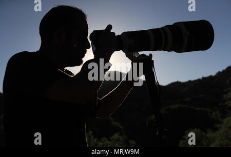 Fotograf Ruben Dario Betancourt verwendet eine 500 mm Canon F4 Objektiv und Sonnenbrille, in Cuenca los Ojos finden. Naturpark,. Sonnenuntergang, Sonne, Sonnenuntergang Stockfoto