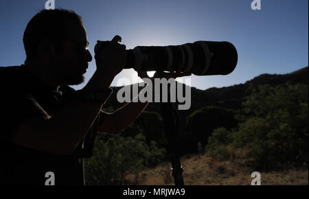 Fotograf Ruben Dario Betancourt verwendet eine 500 mm Canon F4 Objektiv und Sonnenbrille, in Cuenca los Ojos finden. Naturpark,. Sonnenuntergang, Sonne, Sonnenuntergang Stockfoto