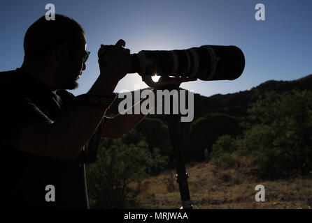 Fotograf Ruben Dario Betancourt verwendet eine 500 mm Canon F4 Objektiv und Sonnenbrille, in Cuenca los Ojos finden. Naturpark,. Sonnenuntergang, Sonne, Sonnenuntergang Stockfoto