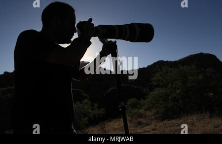 Fotograf Ruben Dario Betancourt verwendet eine 500 mm Canon F4 Objektiv und Sonnenbrille, in Cuenca los Ojos finden. Naturpark,. Sonnenuntergang, Sonne, Sonnenuntergang Stockfoto