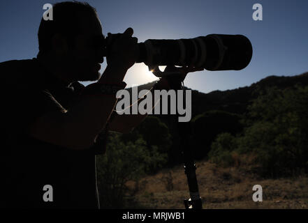Fotograf Ruben Dario Betancourt verwendet eine 500 mm Canon F4 Objektiv und Sonnenbrille, in Cuenca los Ojos finden. Naturpark,. Sonnenuntergang, Sonne, Sonnenuntergang Stockfoto
