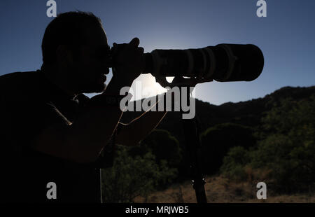 Fotograf Ruben Dario Betancourt verwendet eine 500 mm Canon F4 Objektiv und Sonnenbrille, in Cuenca los Ojos finden. Naturpark,. Sonnenuntergang, Sonne, Sonnenuntergang Stockfoto