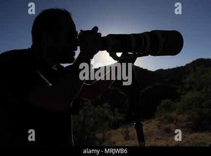 Fotograf Ruben Dario Betancourt verwendet eine 500 mm Canon F4 Objektiv und Sonnenbrille, in Cuenca los Ojos finden. Naturpark,. Sonnenuntergang, Sonne, Sonnenuntergang Stockfoto
