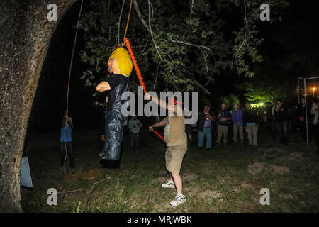 Der fotojournalist Luis Gutierrez de Norte Foto und Biologen aus den USA und Mexiko, mit einem Holzstab, ein Donald Trump piñata. Stockfoto