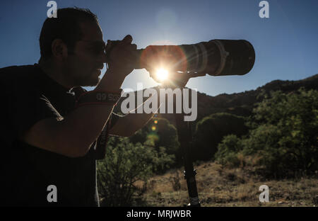 Fotograf Ruben Dario Betancourt verwendet eine 500 mm Canon F4 Objektiv und Sonnenbrille, in Cuenca los Ojos finden. Naturpark,. Sonnenuntergang, Sonne, Sonnenuntergang Stockfoto