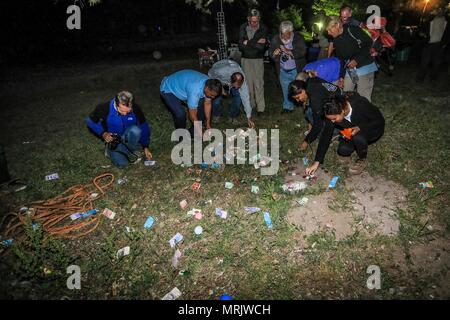 Der fotojournalist Luis Gutierrez de Norte Foto und Biologen aus den USA und Mexiko, mit einem Holzstab, ein Donald Trump piñata. Stockfoto
