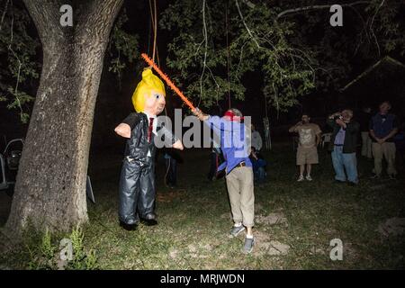 Der fotojournalist Luis Gutierrez de Norte Foto und Biologen aus den USA und Mexiko, mit einem Holzstab, ein Donald Trump piñata. Stockfoto