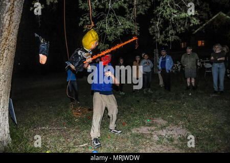 Der fotojournalist Luis Gutierrez de Norte Foto und Biologen aus den USA und Mexiko, mit einem Holzstab, ein Donald Trump piñata. Stockfoto