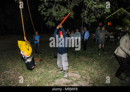 Der fotojournalist Luis Gutierrez de Norte Foto und Biologen aus den USA und Mexiko, mit einem Holzstab, ein Donald Trump piñata. Stockfoto