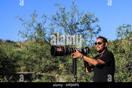 Fotograf Ruben Dario Betancourt verwendet eine 500 mm Canon F4 Objektiv und Sonnenbrille, in Cuenca los Ojos finden. Naturpark,. Sonnenuntergang, Sonne, Sonnenuntergang Stockfoto