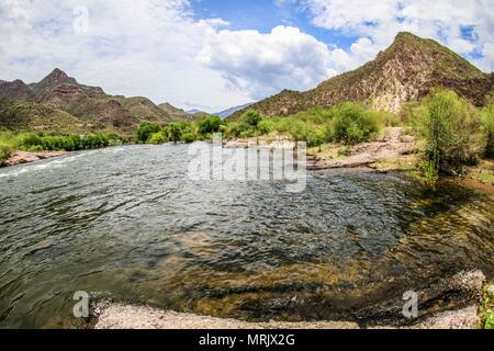 Großen Fluss von Millionen Kubikmeter Wasser aus der Yaqui Fluß, im Sommer Regenzeit. Soyopa, Sonora Mexico. Landschaft mit Fluss, grün Stockfoto