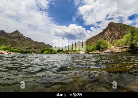 Großen Fluss von Millionen Kubikmeter Wasser aus der Yaqui Fluß, im Sommer Regenzeit. Soyopa, Sonora Mexico. Landschaft mit Fluss, grün Stockfoto