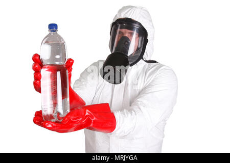 Mann im Schutzanzug mit einer Flasche mit reinem Wasser isoliert auf weißem Stockfoto