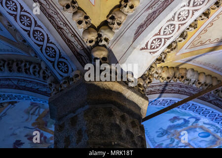 Evora, Portugal - 20. Oktober 2015 die Capela dos Ossos (Kapelle der Knochen) Kirche des Hl. Franziskus. Die Kapelle hat ihren Namen, weil die Innenwände ar Stockfoto