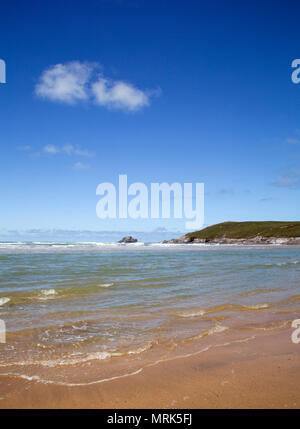Ein Blick auf Perranporth Beach, Newquay, Cornwall, England auf einem sonnigen da ¥ im Mai 2018. Stockfoto
