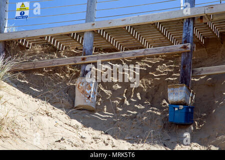 Ein Holz Boardwalk ist durch die Erosion der Küsten untergraben worden. Stockfoto