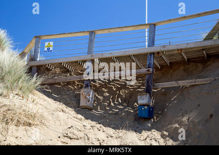 Ein Holz Boardwalk ist durch die Erosion der Küsten untergraben worden. Stockfoto