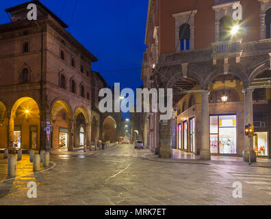 Bologna - Piazza della Mercanzia in der Abenddämmerung. Stockfoto