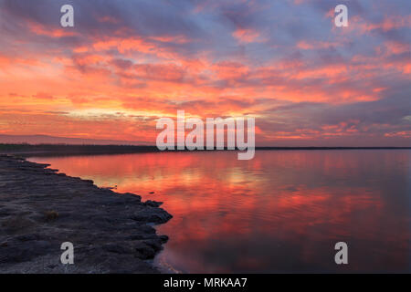 Winter feurigen Sonnenuntergang in der Bucht von San Francisco. Stockfoto