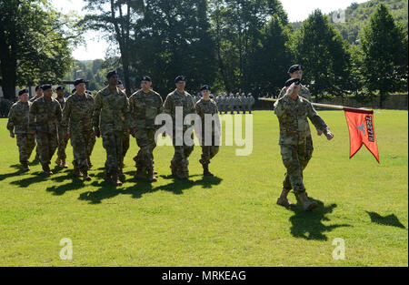 Oberstleutnant Aaron Neal, Commander, 7227Th Medical Support Unit, präsentiert Ehren während der Revue passieren im Landstuhl Regional Medical Center ändern des Befehls Zeremonie, 13. Juni 2017 in Landstuhl, Deutschland. (U.S. Armee Foto von visuellen Informationen Spezialist Elisabeth Paque/Freigegeben) Stockfoto