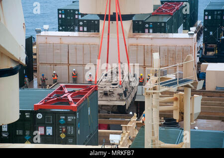 VENTSPILS, Lettland - Segler aus Marine Cargo Handling Bataillon einen Aufzug ein Usmc M88A2 Heavy Equipment Recovery Combat Utility Anheben Absaugung (HERCULES) aus dem internen Ladedeck des Military Sealift Command USNS SGT WILLIAM R. TASTE während Sabre Streik 17. Übung Sabre Streik 17 ist eine jährliche kombiniert - gemeinsame Übung an verschiedenen Standorten im Baltikum und in Polen durchgeführt. Die kombinierte Ausbildung bereitet die Verbündeten und Partnern mehr zu regionalen Krisen zu reagieren und ihre eigene Sicherheit gerecht zu werden durch die Verbesserung der Sicherheit der Grenzen und die Bekämpfung der Bedrohungen. (U.S. Marine Stockfoto