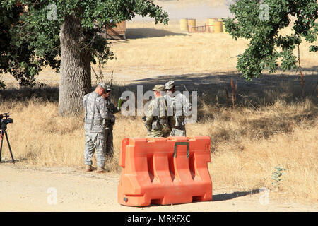 Observer-Coach-Trainer aus der 91st Training Division, 84th Training, Schulung Ziele diskutieren vor Beginn der Ausbildung Interaktion für den Tag am Fort Hunter Liggett, Calif., die am 19. Juni 2017. Mehr als 3000 US-Army Reserve Soldaten beteiligen sich an der 84. Krieger Ausbildung Befehl Übung (Warex) 19-17-03 am Fort Hunter Liggett, Calif.; die Warex ist eine groß angelegte kollektive Training Plattform fähig, tödliche generieren und bereit, Kräfte zu bekämpfen. Us-Armee Foto vom Kapitän Troy Preston. Stockfoto