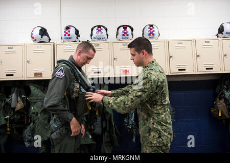 170620-N-PO 203-049 Virginia Beach, Virginia (Jun. 20, 2017) Dr. Marcus Tepaske, Büro der Naval Research Global Science Advisor des US-Flotte Kräfte Befehl, mit dem Flight Gear vor eine Orientierung Flug in einem F/A-18E/F Super Hornet aus dem checkmates von Strike Fighter Squadron (VFA) 211 ausgestattet. Wissenschaftliche Berater sind zivile Wissenschaftler, Ingenieure und Technologen, die auf einer gemeinsamen, Navy und Marine Corps Befehl als leitender Verbindung mit Wissenschaft und Technologie Organisationen in Politik, Wissenschaft und Industrie dienen. (U.S. Marine Foto von John F. Williams/Freigegeben) Stockfoto