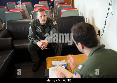 170620-N-PO 203-058 Virginia Beach, Virginia (Jun. 20, 2017) Dr. Marcus Tepaske, Büro der Naval Research Global Science Advisor des US-Flotte Kräfte Befehl, ist von Leutnant Jace Mirmak, Carrier Air Wing eine Personal Landung Signal Officer, vor eine Orientierung Flug in einem F/A-18E/F Super Hornet aus dem checkmates von Strike Fighter Squadron (VFA) 211. Wissenschaftliche Berater sind zivile Wissenschaftler, Ingenieure und Technologen, die auf einer gemeinsamen, Navy und Marine Corps Befehl als leitender Verbindung mit Wissenschaft und Technologie Organisationen in Politik, Wissenschaft und Industrie dienen. (U.S. Marine Foto von John Stockfoto