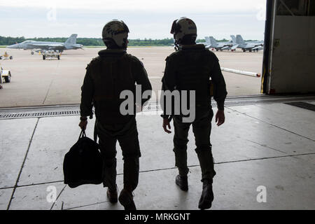 170620-N-PO 203-066 Virginia Beach, Virginia (Jun. 20, 2017) Dr. Marcus Tepaske, rechts, Büro des Naval Research Global Science Advisor des US-Flotte Kräfte Befehl, und Leutnant Jace Mirmak, Carrier Air Wing eine Personal Landung Signal Officer, machen sich auf den Weg zu den Flug vor dem Flug eine Orientierung in einem F/A-18E/F Super Hornet aus dem checkmates von Strike Fighter Squadron (VFA) 211. Wissenschaftliche Berater sind zivile Wissenschaftler, Ingenieure und Technologen, die auf einer gemeinsamen, Navy und Marine Corps Befehl dienen als leitende Verbindung mit Wissenschaft und Technologie Organisationen in Politik, Wissenschaft und ind Stockfoto