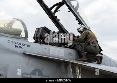 170620-N-PO 203-151 Virginia Beach, Virginia (Jun. 20, 2017) Leutnant Jace Mirmak, Carrier Air Wing eine Personal Landung Signal Officer, macht Dr. Marcus Tepaske, Büro der Naval Research Global Science Advisor des US-Flotte Kräfte Befehl, mit dem die Kontrollen einer F/A-18E/F Super Hornet zu Strike Fighter Squadron (VFA) 211 zugeordnet, vor eine Orientierung Flug. Wissenschaftliche Berater sind zivile Wissenschaftler, Ingenieure und Technologen, die auf einer gemeinsamen, Navy und Marine Corps Befehl als leitender Verbindung mit Wissenschaft und Technologie Organisationen in Politik, Wissenschaft und Industrie dienen. (U.S. Marine Foto Stockfoto