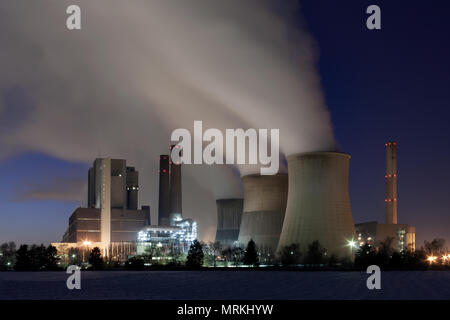 Kohlekraftwerk Weisweiler bei Dämmerung im Winter. Dampf steigt aus Kühlern. Stockfoto