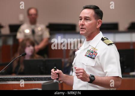 170620-N-HW 977-104 Riverside, Kalifornien (20. Juni 2017) Kapitän Corry Shedd, Executive Officer der Naval Surface Warfare Center (NSWC), Corona, liefert Mission zur Grafschaft von Riverside Aufsichtsrat aktualisieren. Shedd der Vorstand auf ihren Antrag auf die erhöhte Nachfrage nach einzigartigen NSWC von Corona Mission zu ermöglichen warfighters zu trainieren, durch Messung, Analyse und unabhängige Bewertung kämpfen und zu gewinnen, sowie dem Befehl und dem wachsenden wirtschaftlichen und sozialen Beiträge zu der Region aktualisiert. (U.S. Marine Foto von Greg Vojtko/Freigegeben) Stockfoto