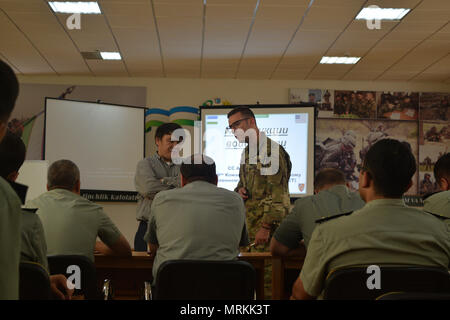 Staff Sgt. William Gordley, 149 militärische Engagement Team, hört auf die Reaktion des Publikums während einer Diskussion über welche Variablen und Zwänge gehören beim Konstruieren einer Not-Voice Communications plan Juni 13, 2017, an der Taschkenter Institut für Informationstechnologien in Taschkent, Usbekistan. Die Diskussion war ein Teil der Taktischen Kommunikation militärische Engagement zwischen 149 Militärische die Kentucky Army National Guard Engagement Team, der Usbekischen Streitkräfte und der taschkenter Institut für Informationstechnologien. (U.S. Armee Foto: Staff Sgt. Joshua Atan Stockfoto