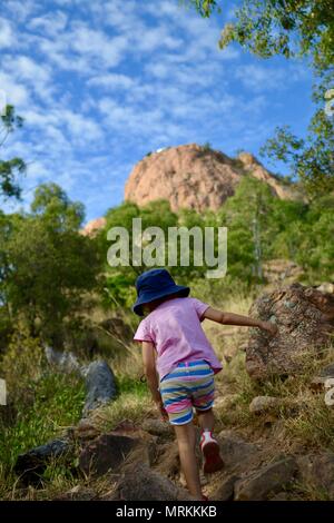 Ein junges Mädchen zu Fuß bis Castle Hill über die cudtheringa Track, Castle Hill, QLD 4810, Australien Stockfoto