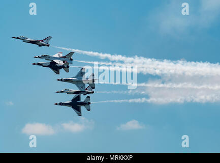 Die United States Air Force Thunderbirds ist die USAF Air Demonstration Squadron, die das Delta Burst Manöver auf der Scott Air Force Base, Illinois, am 11. Juni 2017 während der Open House- und Flugshow durchführte. Das Team fliegt F-16-Kampfflugzeuge in Präzisionsformationen, um Rekrutierung und Öffentlichkeitsarbeit zu unterstützen. Das Archivbild dokumentiert die Luftvorführung. Stockfoto