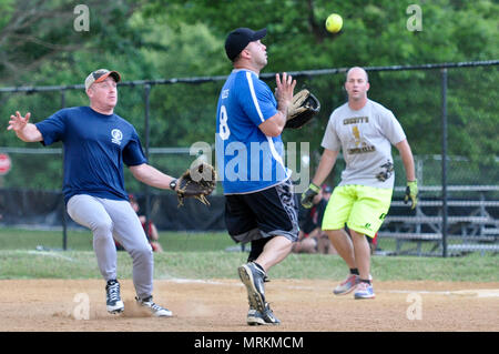 Der 22 Intelligence Squadron Krug Fänge ein pop Fliegen während eines Intramuralen Softball Spiel gegen MARFOR/MCSB, 21. Juni 2017 in Fort George G. Meade. 22. ist durch eine Kerbe von 17-3 gewonnen. (U.S. Air Force Foto/Tech. Sgt. Mark Thompson) Stockfoto