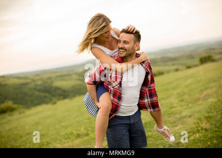 Junge liebende coulpe Spaß im Frühling Natur Stockfoto