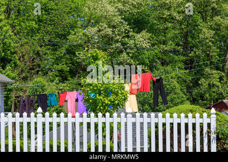 Strasburg, PA, USA - 23. Mai 2018: Die Wäsche hängt an der Wasch-Linie an der amischen Dorf in Lancaster County, eine beliebte Touristenattraktion. Stockfoto