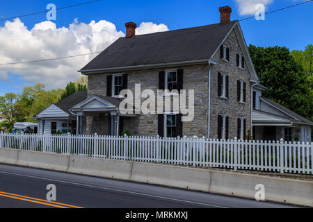 Strasburg, PA, USA - 23. Mai 2018: ein Stein Bauernhaus an der amischen Dorf in Lancaster County, eine beliebte Touristenattraktion. Stockfoto