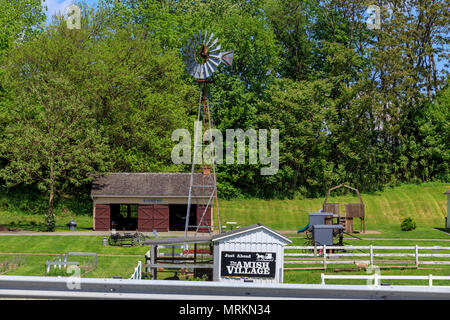 Strasburg, PA, USA - 23. Mai 2018: Ein typischer Bauernhof Mühle an der amischen Dorf in Lancaster County, eine beliebte Touristenattraktion. Stockfoto