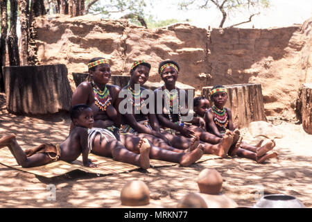 Zulu Leute an der Shakaland Zulu Dorf, nkwalini Tal, Kwazulu Natal, Südafrika. Stockfoto