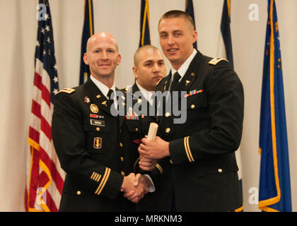 Kapitän James Golder, Eingeborener von Mason, Michigan, erhält ein Diplom von Maj. Jakob Taten, Direktor, U.S. Army Graduate Program in der Anästhesie Krankenpflege, William Beaumont Army Medical Center, während der Ärztlichen Weiterbildung 2017 (GME) Abschlussfeier am Fort Bliss und Old Ironsides Museum, Fort Bliss, Texas, am 17. Juni. Absolventen abgeschlossen 3-5 Jahr Aufenthaltsvorschriften oder Praktika bei Wbamc. Ärztliche Weiterbildung Programme bei der Wbamc gehören Innere Medizin residency und Praktikum, orthopädische Chirurgie residency und Praktikum, allgemeine Chirurgie residency und Praktikum, orale und ma Stockfoto