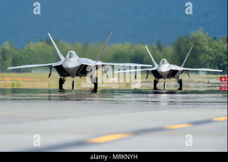 Zwei U.S. Air Force F-22 Raptors, auf die 3 Flügel, Taxi vor dem Abheben von der gemeinsamen Basis Elmendorf-Richardson, Alaska während der roten Fahne - Alaska 17-2, 21. Juni 2017 vergeben. Rote Fahne - Alaska ist eine Reihe von Pacific Air Forces Commander gezielte Übungen für den US-amerikanischen und internationalen Kräften gemeinsame Offensive zur Verfügung zu stellen, Zähler, Verbot, in der Nähe Unterstützung aus der Luft und die große Kraft der Beschäftigung in einer simulierten Umgebung bekämpfen. (U.S. Air Force Foto/Alejandro Peña) Stockfoto