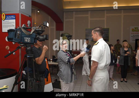 170622-N-OS 584-033, Pittsburgh PA (22. Juni 2018), Konteradmiral Jeff Hughes Commander Navy Recruiting Befehl durch KDKA 2 CBS Nachrichten Pittsburgh Carnegie Science Center und spricht über Marine Woche interviewt wird. Marine Woche Schwerpunkt eine Vielzahl von outreach Vermögenswerte, Anlagen und persönliche auf einer einzigen Stadt für eine Woche - lange Reihe von Engagements mit wichtigen Einflussnehmern und Organisationen, die alle Sektoren des Marktes. Während einer Marine, die Woche, 75-100 outreach Veranstaltungen sind mit Corporate, Civic, Regierung, Bildung, Medien, Veteranen, und Dienst an der Gemeinschaft und Vielfalt Organisation in der Ci koordiniert Stockfoto