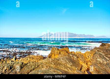 Robben Island (Afrikaans: robbeneiland) Insel im Table Bay, westlich von der Küste von Bloubergstrand, Kapstadt, Südafrika. Der Name ist Niederländisch für die eal Stockfoto