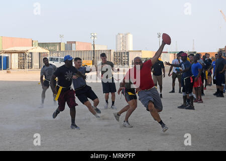 170613-N-ME 988-0571 DUQM, Oman (13. Juni 2017) Fachkraft für Lagerlogistik 2. Klasse Donovan Oxendine kriecht während des Captain cup Flag football Spiel zwischen Matrosen und Marines zugeordnet zu den Amphibischen dock Landung Schiff USS Carter Hall (LSD 50) während eines Hafen besuchen. Carter Hall, Teil der Bataan amphibischen bereit, Gruppe, ist in die USA 5 Flotte Bereich für Maßnahmen zur Erhöhung der Sicherheit im Seeverkehr im Einsatz Verbündeten und Partnern zu beruhigen, und der Freiheit der Schiffahrt und des freien Handels in der Region erhalten. (U.S. Marine Foto von Mass Communication Specialist 1. Klasse Darre Stockfoto