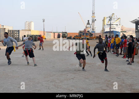 170613-N-ME 988-0638 DUQM, Oman (13. Juni 2017) Matrosen zu den Amphibischen dock Landung Schiff USS Carter Hall (LSD 50) und Marines auf den 24 Marine Expeditionary Unit zugewiesen, die in einem Captain cup Flag football Spiel während einer port Besuch teilnehmen. Carter Hall, Teil der Bataan amphibischen bereit, Gruppe, ist in die USA 5 Flotte Bereich für Maßnahmen zur Erhöhung der Sicherheit im Seeverkehr im Einsatz Verbündeten und Partnern zu beruhigen, und der Freiheit der Schiffahrt und des freien Handels in der Region erhalten. (U.S. Marine Foto von Mass Communication Specialist 1. Klasse Darren M. Moore) Stockfoto